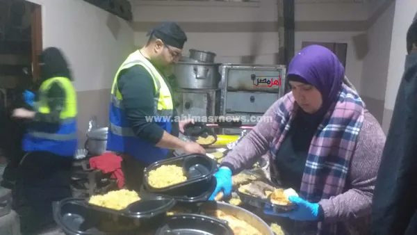 جانب من تجهيز الوجبات 