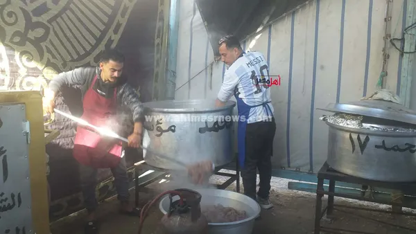 جانب من تجهيز الوجبات 