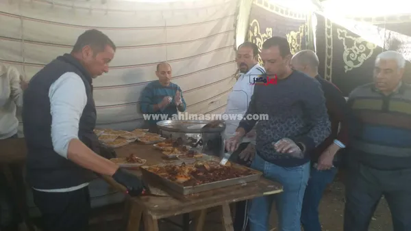 جانب من تجهيز الوجبات 