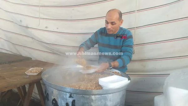 جانب من تجهيز الوجبات 