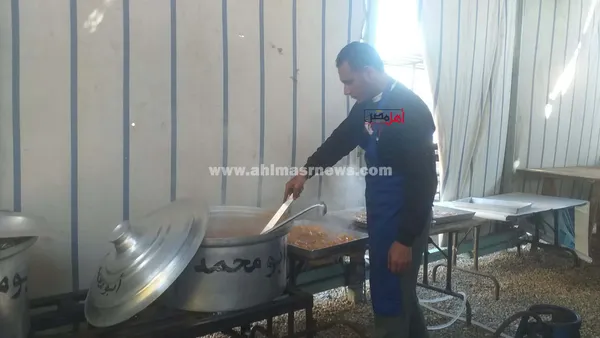 جانب من تجهيز الوجبات 