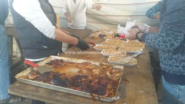 جانب من تجهيز الوجبات 