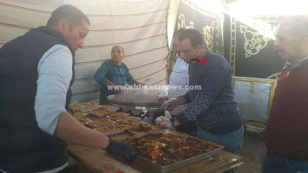 جانب من تجهيز الوجبات 