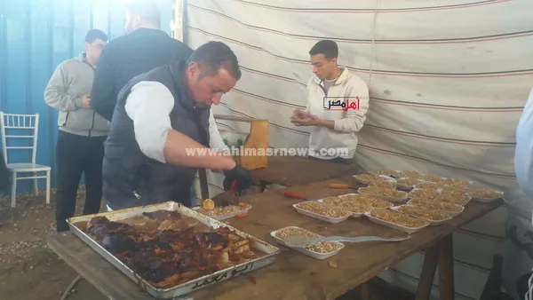 جانب من تجهيز الوجبات 