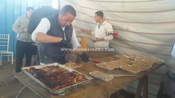 جانب من تجهيز الوجبات 