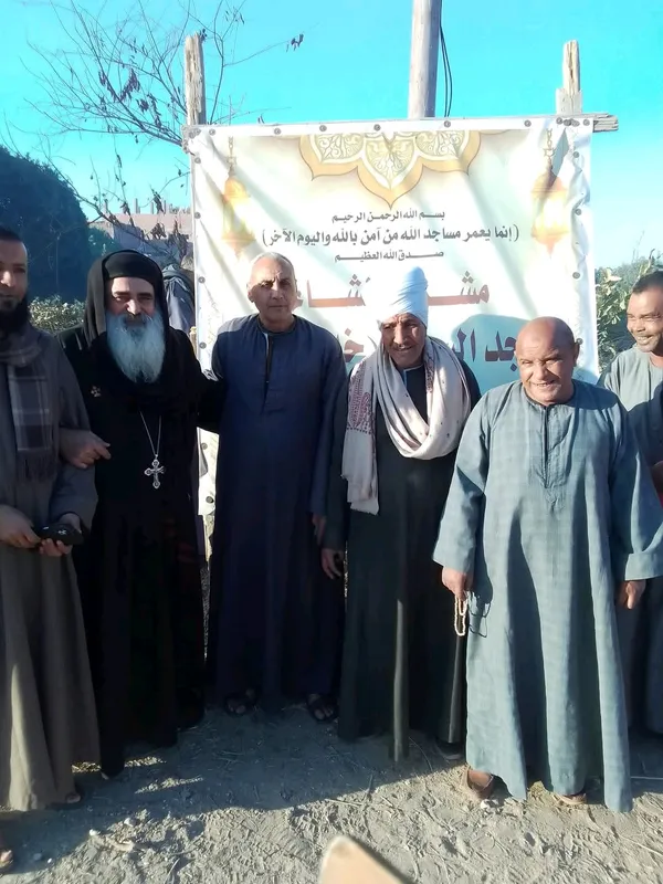 راعي كنيسة يشارك في وضع حجر الأساس لمسجد 
