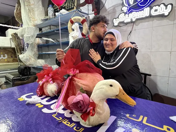 شاب بهدى والدته بطة بفيونكة حمراء فى عيد الحب