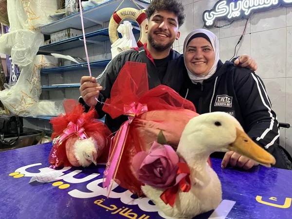 شاب بهدى والدته بطة بفيونكة حمراء فى عيد الحب