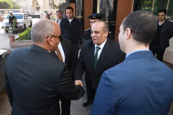 محافظ كفر الشيخ الجديد يصل إلى ديوان عام المحافظة لمباشرة عمله 