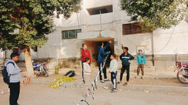 مشهد من عملية تعليق الزينة 