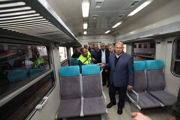 وزير النقل فى ورش كوم أبو راضى الصناعية 