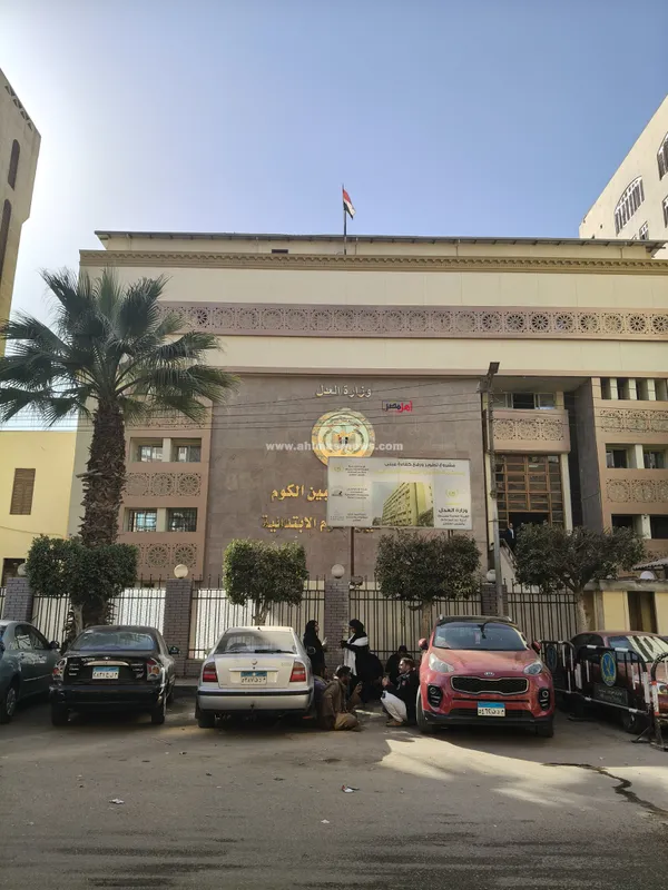 وصول أسرة المتهم للمحكمة 