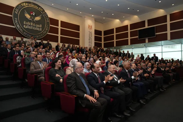 إسلام عزام يلتقي بالعاملين 