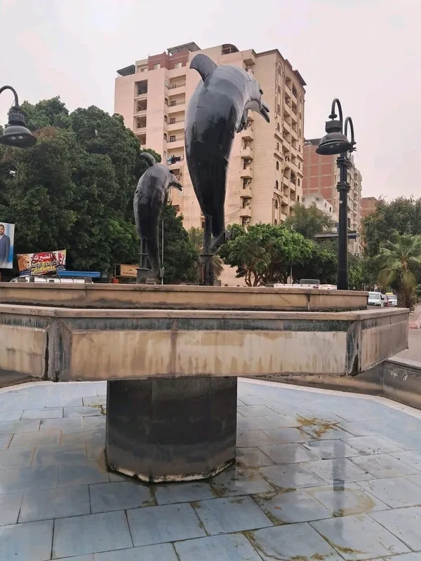 اعاده مجسم الدولفين بعد سقوطه 
