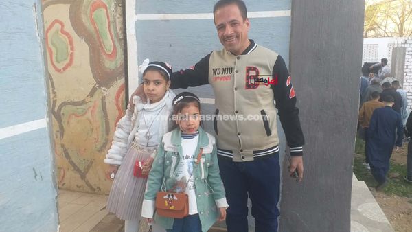 العيد فرحة.. الآباء يصطحبون صغارهم لأداء صلاة العيد بكفر الشيخ 