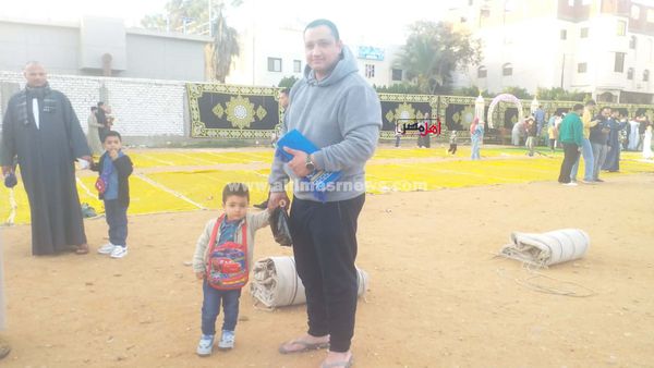 العيد فرحة.. الآباء يصطحبون صغارهم لأداء صلاة العيد بكفر الشيخ 