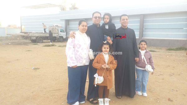 العيد فرحة.. الآباء يصطحبون صغارهم لأداء صلاة العيد بكفر الشيخ 