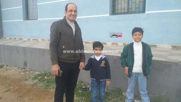 العيد فرحة.. الآباء يصطحبون صغارهم لأداء صلاة العيد بكفر الشيخ 