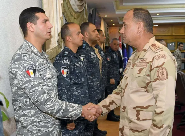 القائد العام للقوات المسلحة يلتقي قادة الأفرع الرئيسية