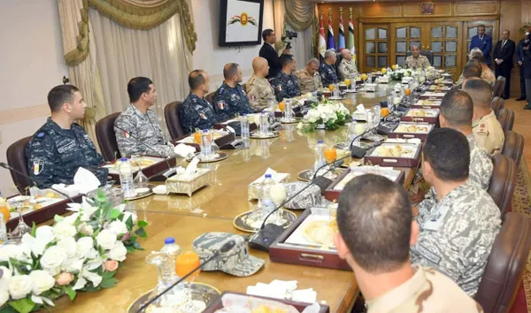 القائد العام للقوات المسلحة يلتقي قادة الأفرع الرئيسية