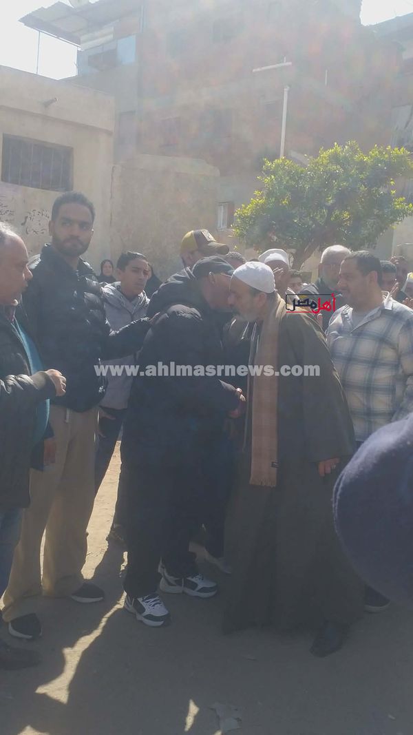 الكابتن الشحات مبروك أثناء تلقيه واجب العزاء 