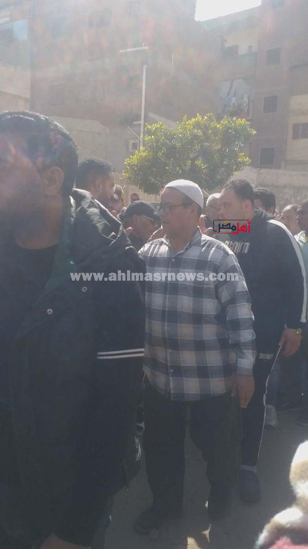 الكابتن الشحات مبروك أثناء تلقيه واجب العزاء 