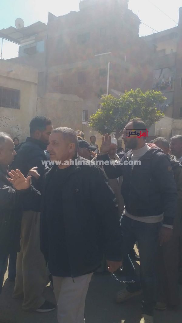 الكابتن الشحات مبروك أثناء تلقيه واجب العزاء 