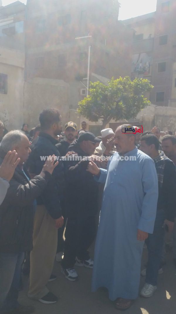 الكابتن الشحات مبروك أثناء تلقيه واجب العزاء 