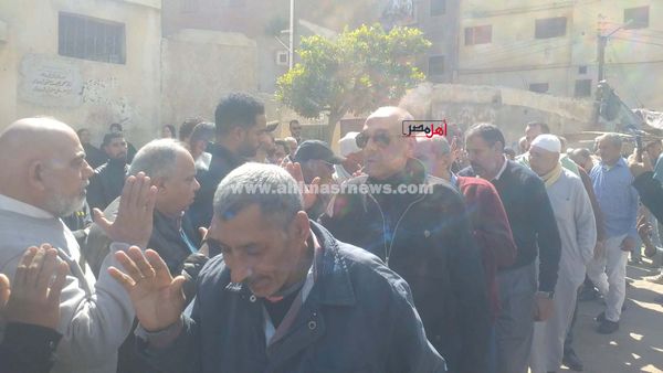 الكابتن الشحات مبروك أثناء تلقيه واجب العزاء 