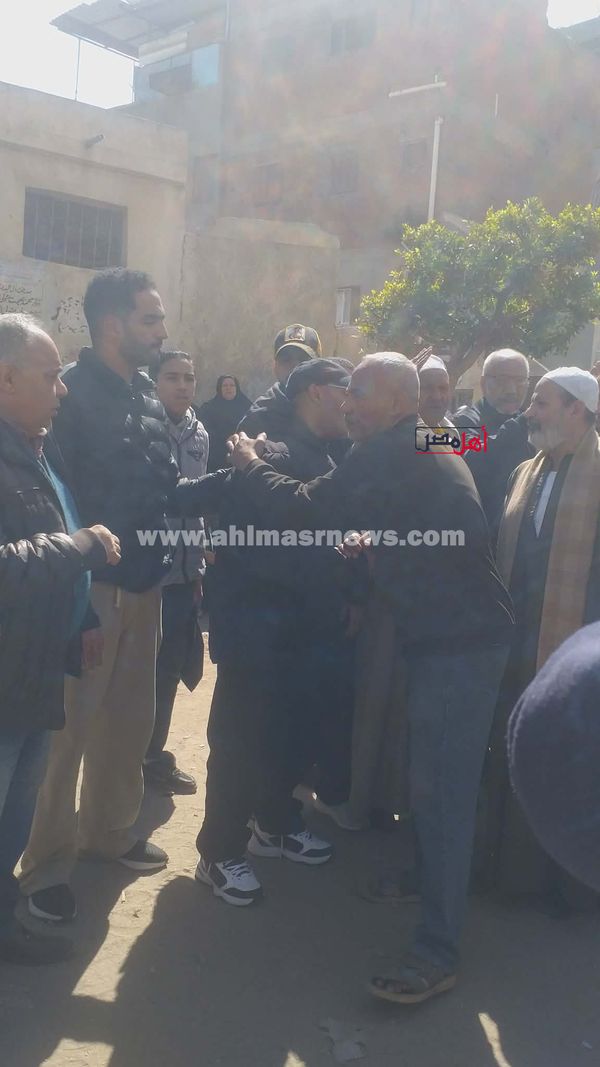 الكابتن الشحات مبروك أثناء تلقيه واجب العزاء 