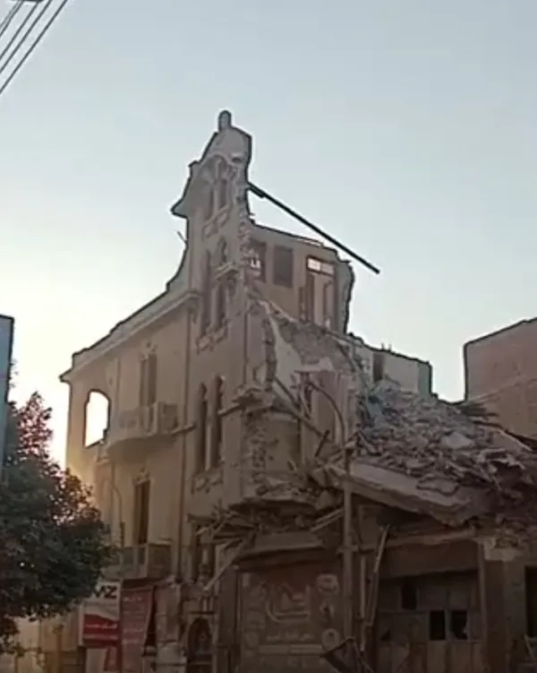 جانب من انهيار العقار