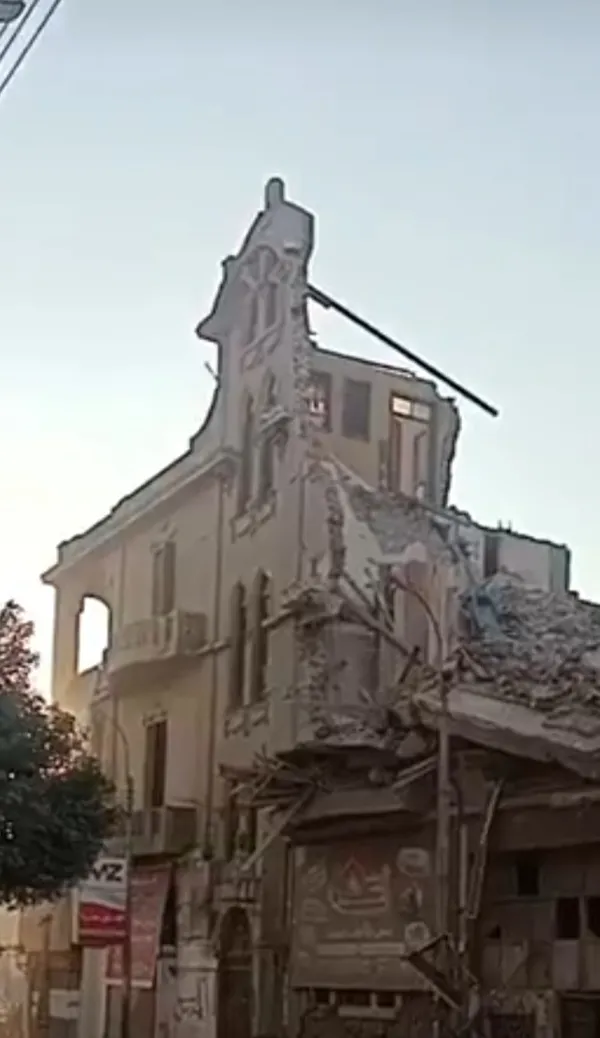 جانب من انهيار العقار