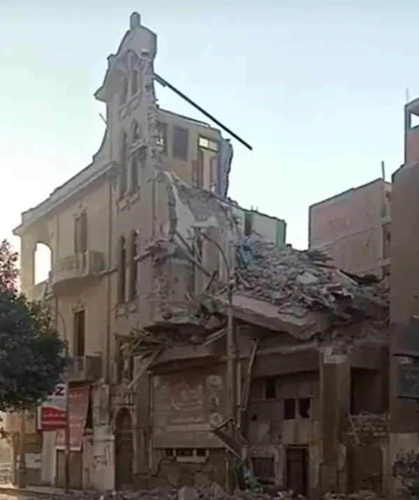 جانب من انهيار العقار