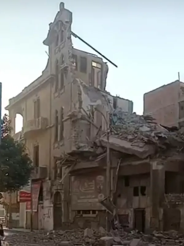 جانب من انهيار العقار