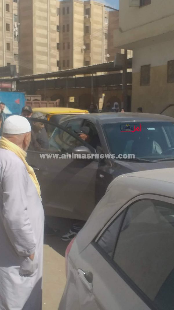 كابتن الشحات مبروك أثناء جنازة زوجته الراحلة 