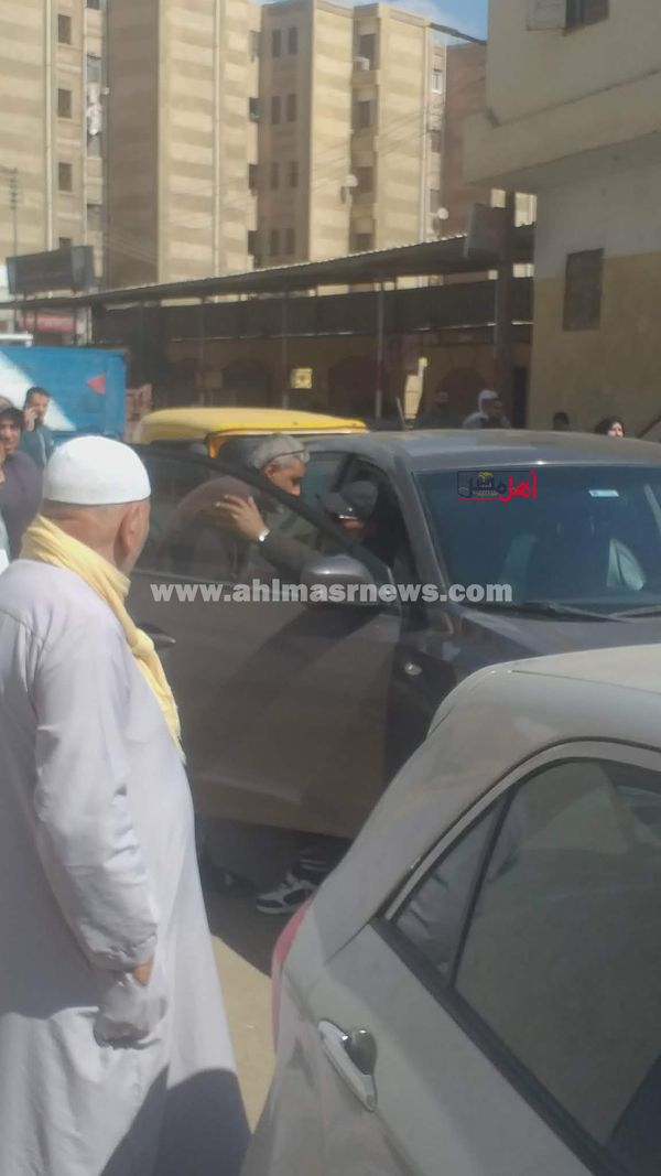 كابتن الشحات مبروك أثناء جنازة زوجته الراحلة 