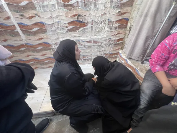 ما تخافش يا رجب …  انهيار والد شاب بورسعيد ضحية الشهامة لحظة دفنه 