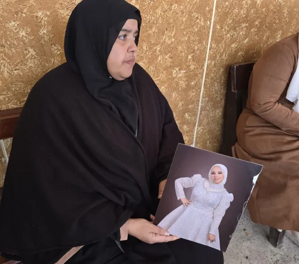 والدة عروس بورسعيد المقتولة داخل منزل خطيبها تحمل صورتها بالمحكمة