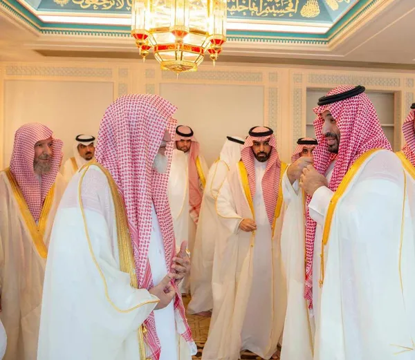 ولي العهد السعودي يؤدي صلاة عيد الفطر
