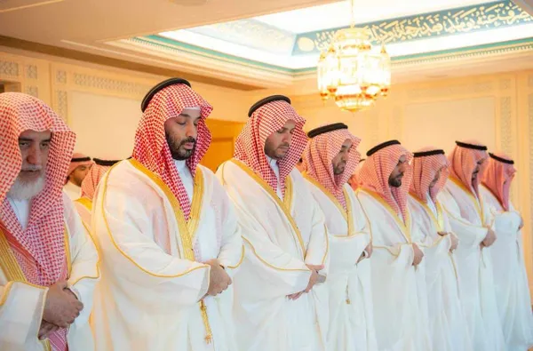 ولي العهد السعودي يؤدي صلاة عيد الفطر
