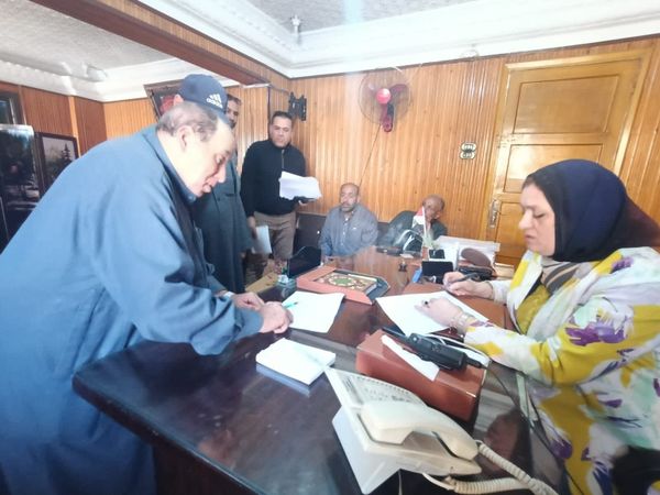 جانب من توقيع العقود 