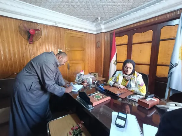 جانب من توقيع العقود 