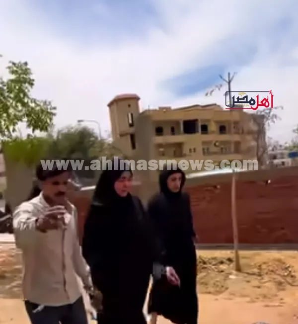 زوجة الدكتور ضياء العوضي أثناء تشييع الجنازة 