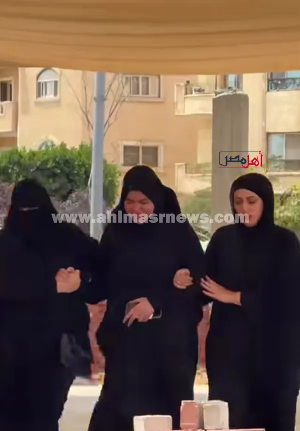 زوجة الدكتور ضياء العوضي أثناء تشييع الجنازة 