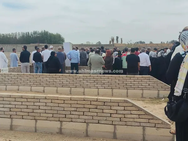 زوجة الدكتور ضياء العوضي أثناء تشييع الجنازة 