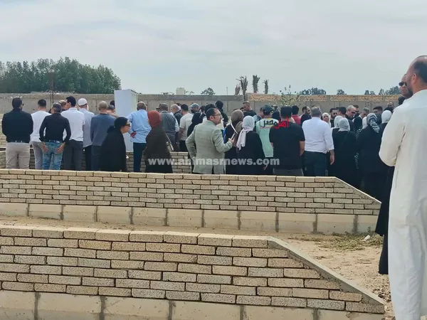 زوجة الدكتور ضياء العوضي أثناء تشييع الجنازة 