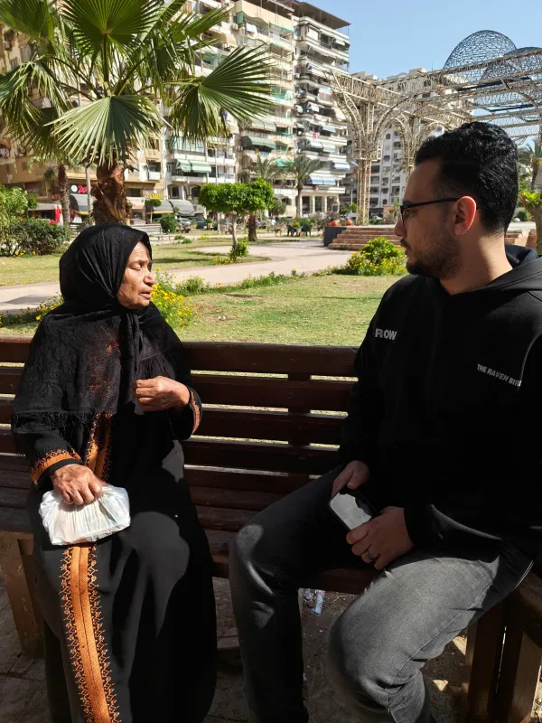 سيدة مسندة من بور سعيد