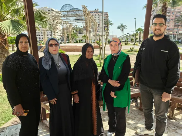 سيدة مسندة من بور سعيد