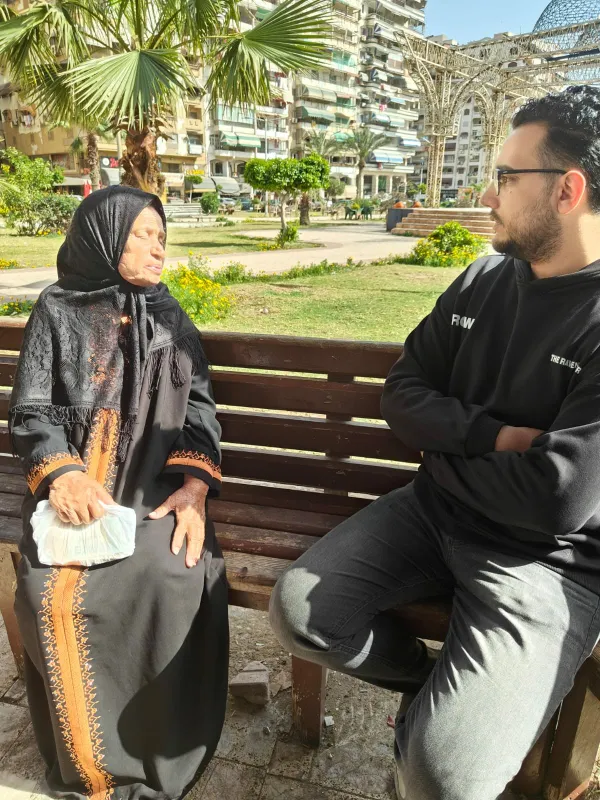 سيدة مسندة من بور سعيد