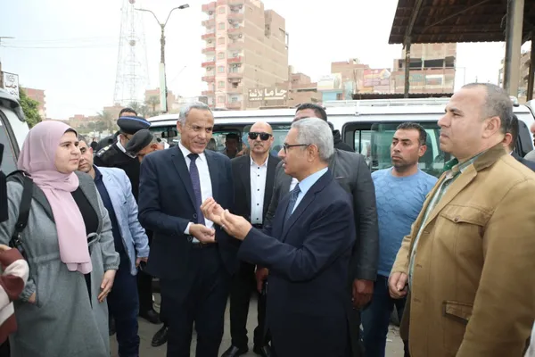 محافظ بنى سويف والمواطنين 